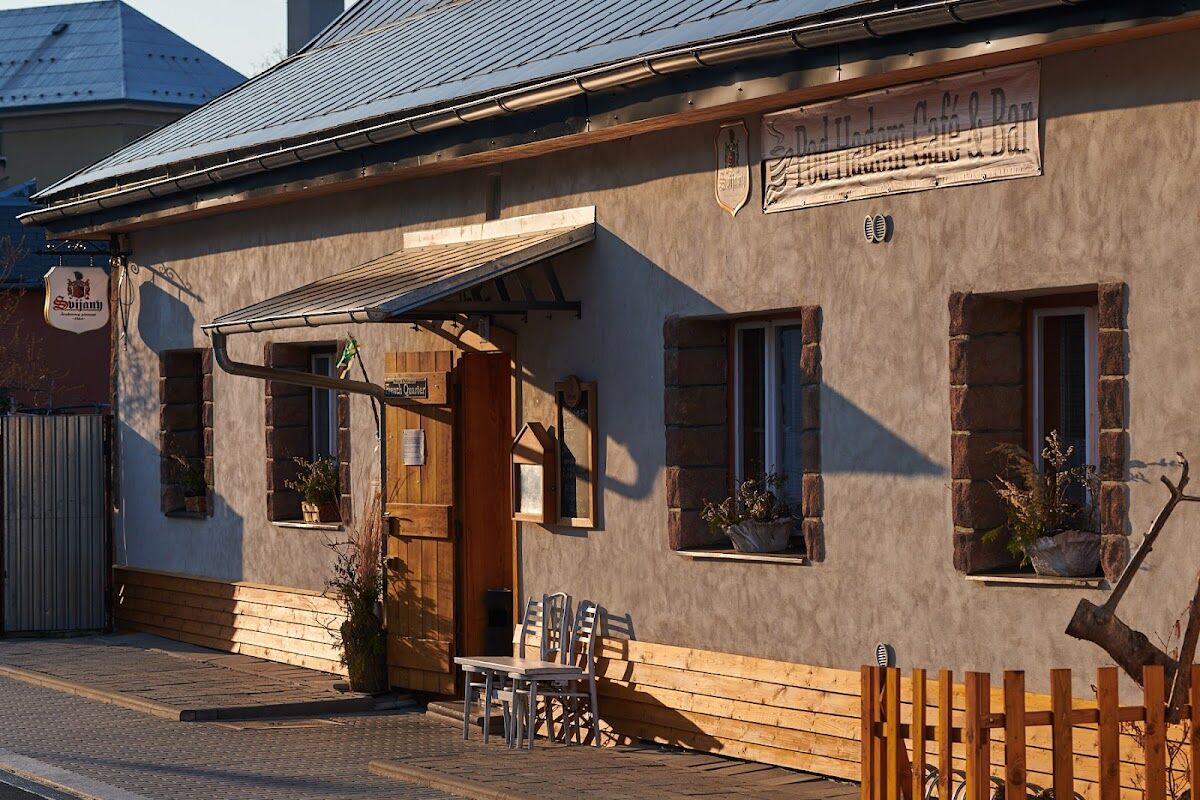 Fasáda kavárny Pod Hadem