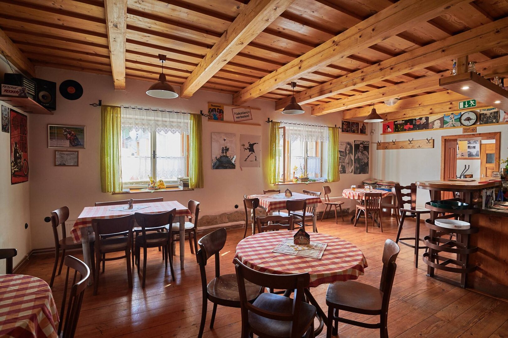 Hlavní sál s dřevěnými trámy